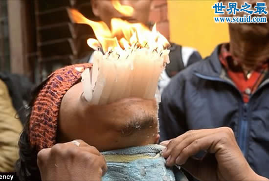 最新世界第一大嘴，尼泊尔男子嘴巴插进138支铅