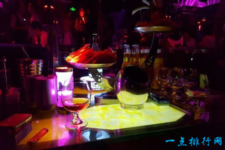 青岛菲芘爱上酒吧