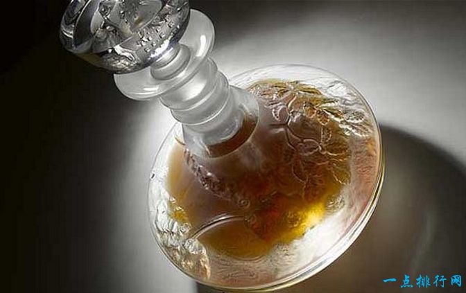 麦卡伦64年水晶瓶装威士忌 – 464,000美元