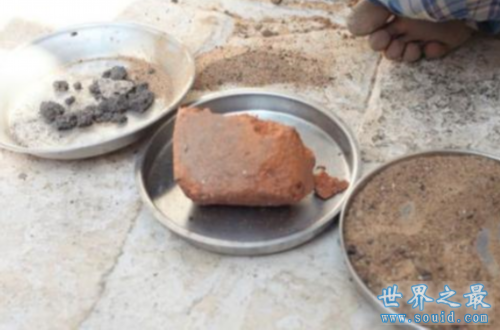 印度奇葩男子每天吃砖头3公斤，已吃20年