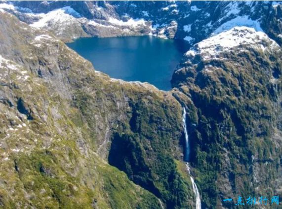 布朗瀑布，新西兰 (不间断的下落高度: 2,743英尺)