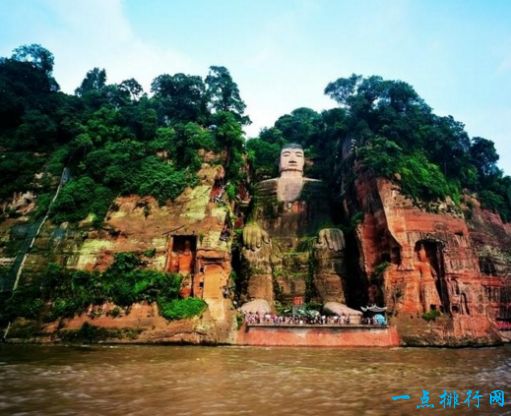  世界上最大的石刻大佛 乐山大佛与山融为一体