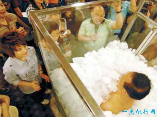 世界上最不怕冷的人王金图 待在冰块中长达90分钟