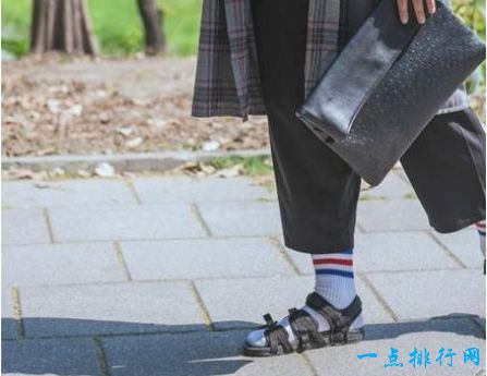 1.凉鞋配袜子