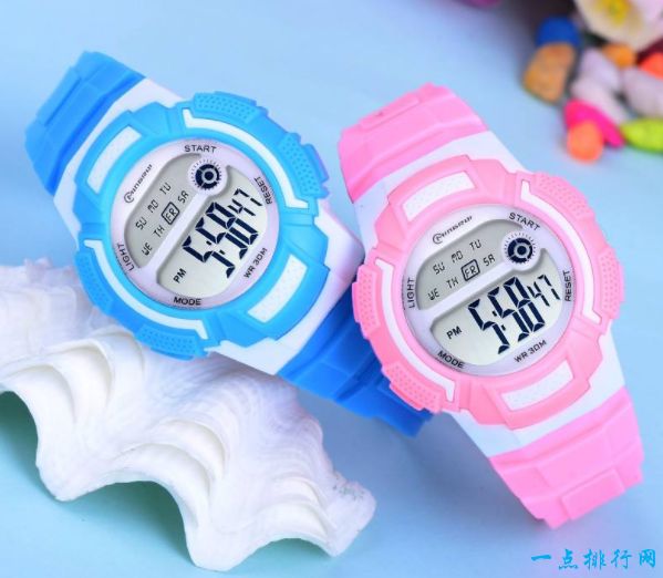 世界上第一块电子表 让每个人都戴的起手表 世界上第一块电子表 让每个人都戴的起手表