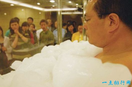 世界上最不怕冷的人王金图 待在冰块中长达90分钟