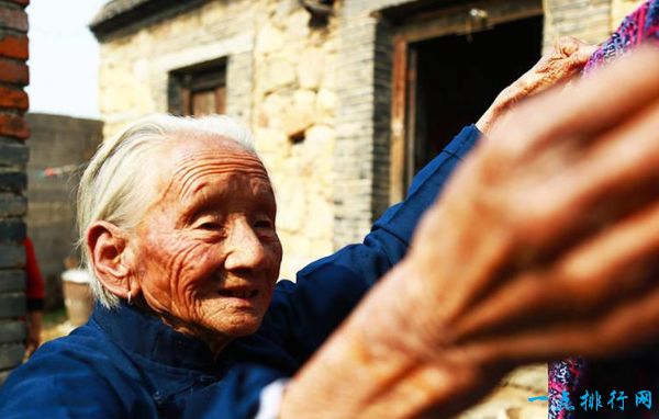 中国最美婆婆 百岁老太照料七旬儿媳
