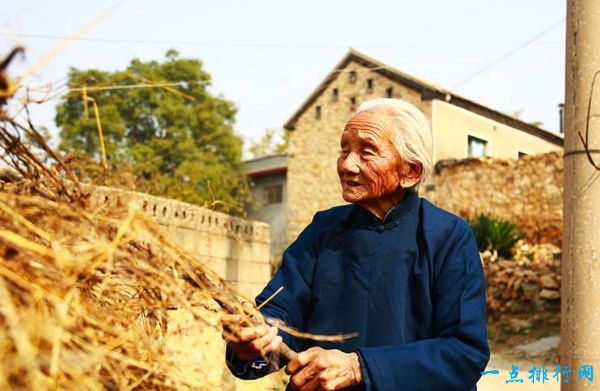 中国最美婆婆 百岁老太照料七旬儿媳