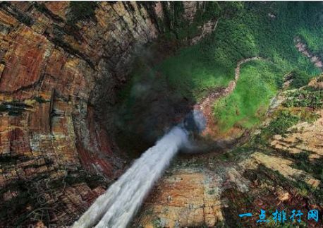 世界最大的盐层覆盖荒原 乌尤尼盐沼能倒映出天空的场景