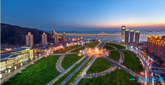 世界上最大的城市广场，星海广场占地面积达176万平方米